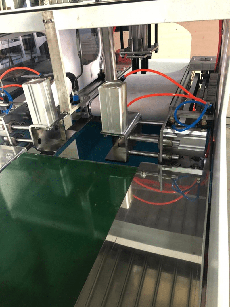 Máquina para Luvas Curtas Pista Dupla com Refile Automático 